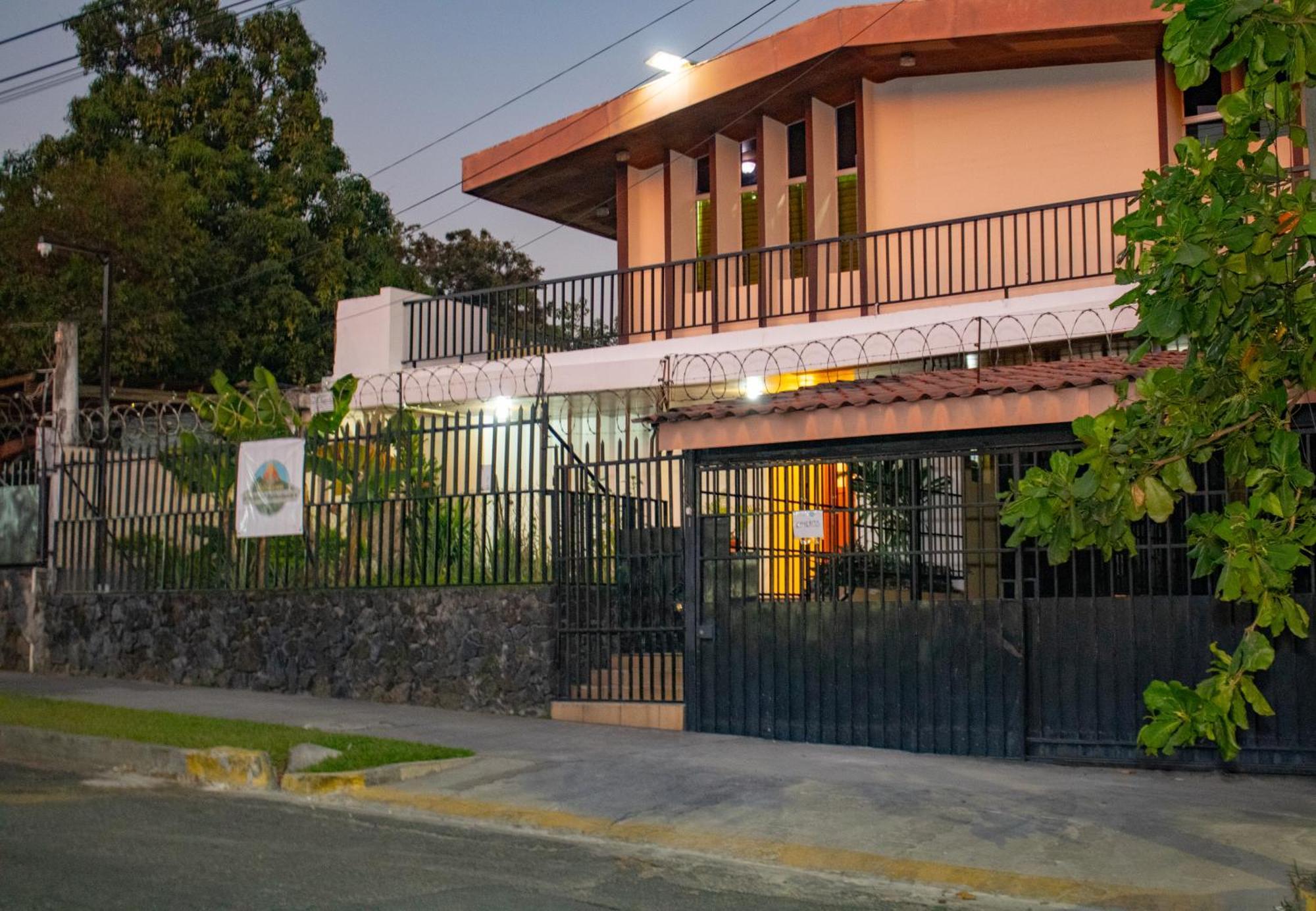 Volcano Hostal Y Restaurante San Salvador Exterior photo